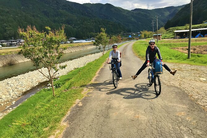 1-Day Private Rural E-Bike Tour in Hida - Climbing toward Maze village by electric bike