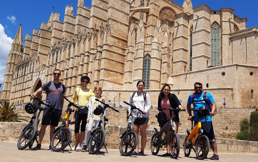 3 Hours Historic E-Bike Tour in Palma de Mallorca - Following the sea-facing bike path to Bellver