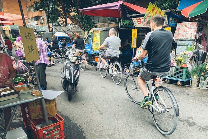 4-Hour Morning Cycling City Tour (incl. breakfast) - The old city gate and Chiang Kai-shek Memorial Hall