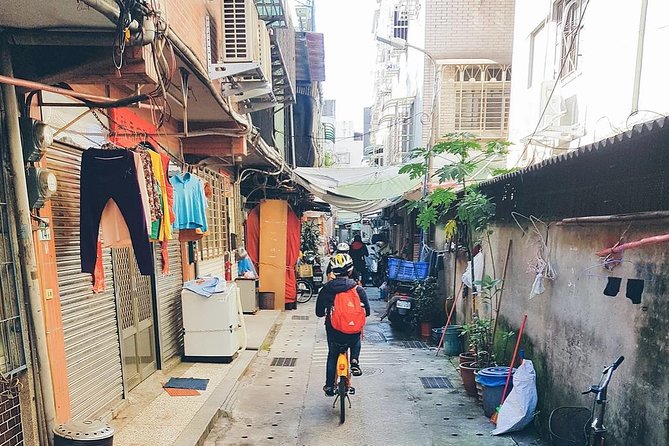 4-Hour Morning Cycling City Tour (incl. breakfast) - The Presidential Office and Longshan Temple