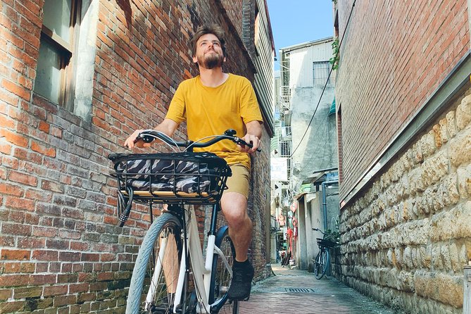 4-Hour Morning Cycling City Tour (incl. breakfast) - Taipei Xia Hai City God Temple and its free tea