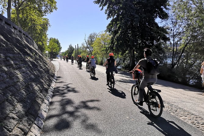 4h Complete Lyon Experience: E-Bike, Food Tasting & Old Town Walk - The Fourvière and Croix-Rousse question