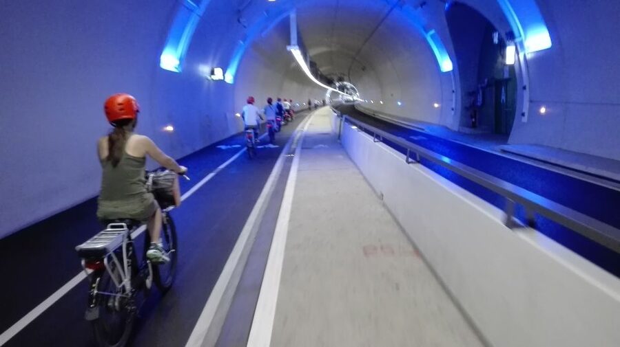 4h Complete Lyon Experience - E-Bike, Tasting & Walk - Walking Into UNESCO-Listed Vieux Lyon