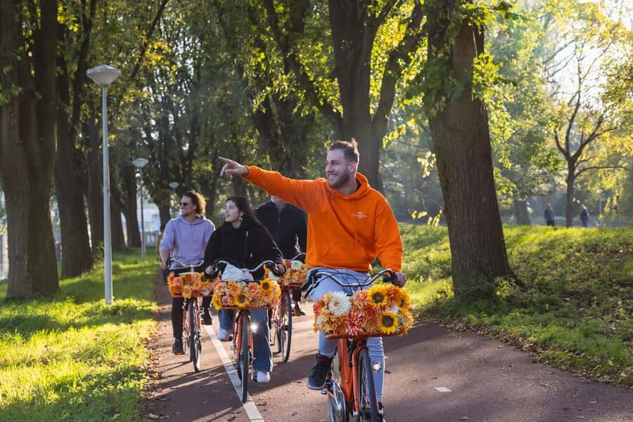 Amsterdam: Cheese Tasting, Windmill & Countryside Bike Tour - Nieuwendammerdijk and the return through green space