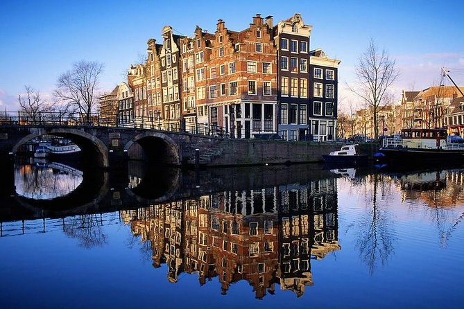 Amsterdam: E-Bike Sightseeing Tour - Canal riding shows the city at street level