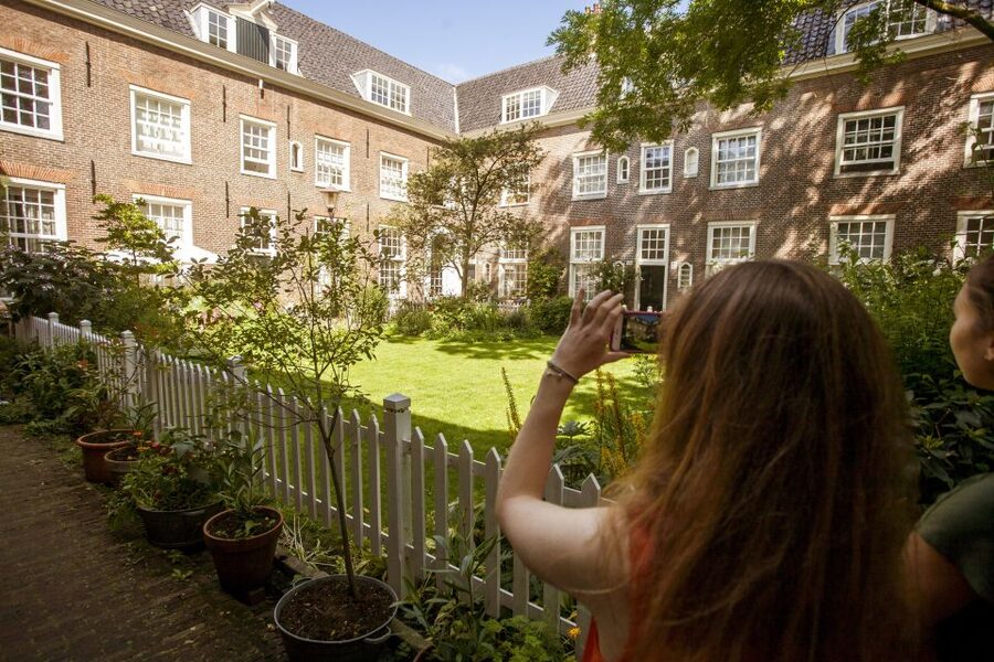 Amsterdam: Hidden Gems & Highlights Guided Bike Tour - Anne Frank’s House and the limits of an outside stop
