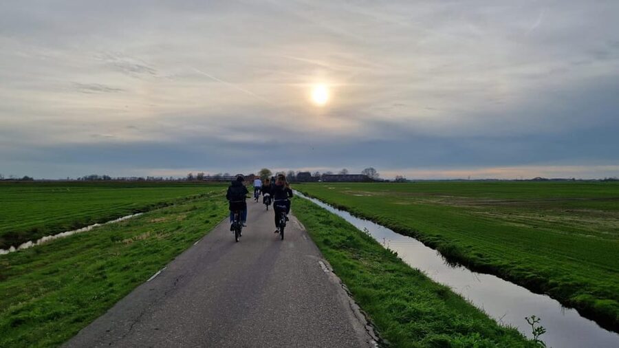 Amsterdam: Leisurely Windmill & Countryside Bike Ride - Zunderdorp and the rhythm of village cycling