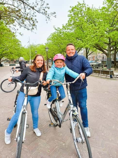 Amsterdam: Off the Beaten Path Bike Tour in French - Through central Amsterdam and along Prins Hendrikkade