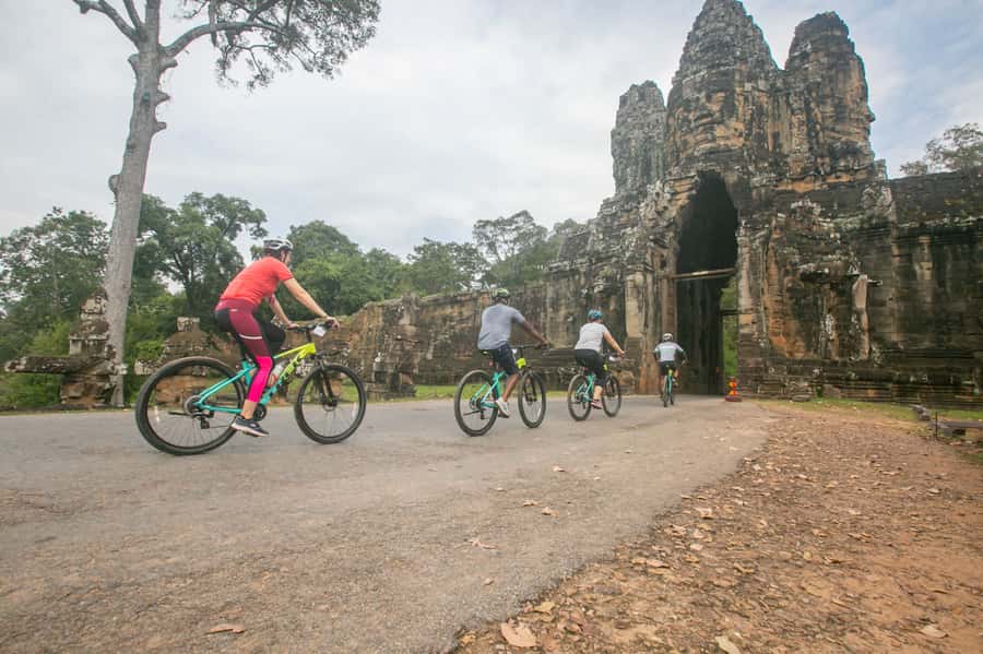 Angkor Wat: Guided Sunrise Bike Tour w/ Breakfast and Lunch - Villages and daily life around Angkor