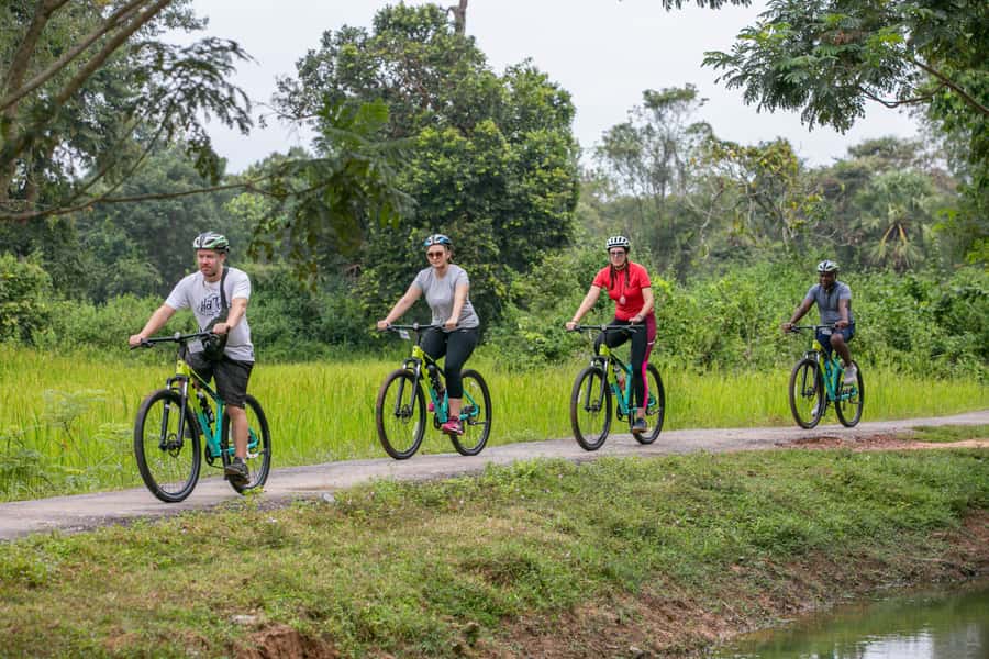 Angkor Wat: Guided Sunrise Bike Tour w/ Breakfast and Lunch - Lunch and the final stretch