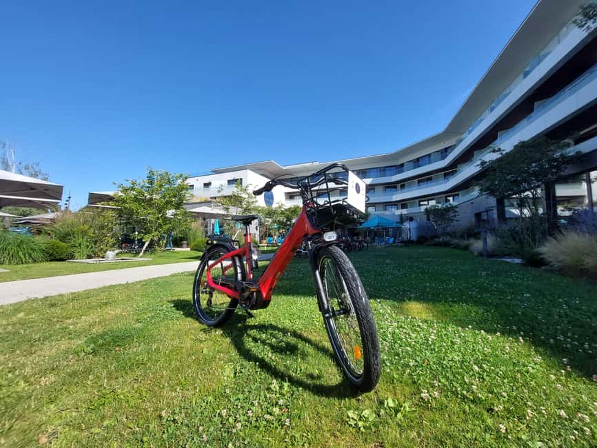 Annecy-le-Vieux, France: Electric and Classic Bike Rentals - Starting at the Rivage Hotel in Annecy-le-Vieux