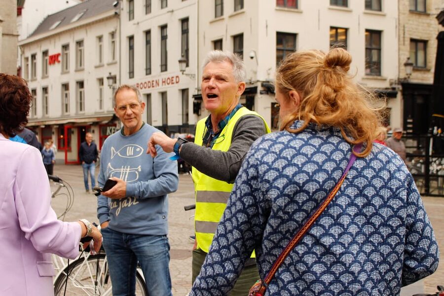 Antwerp: City Highlights Guided Bike Tour - Central Station and the city’s grand finish
