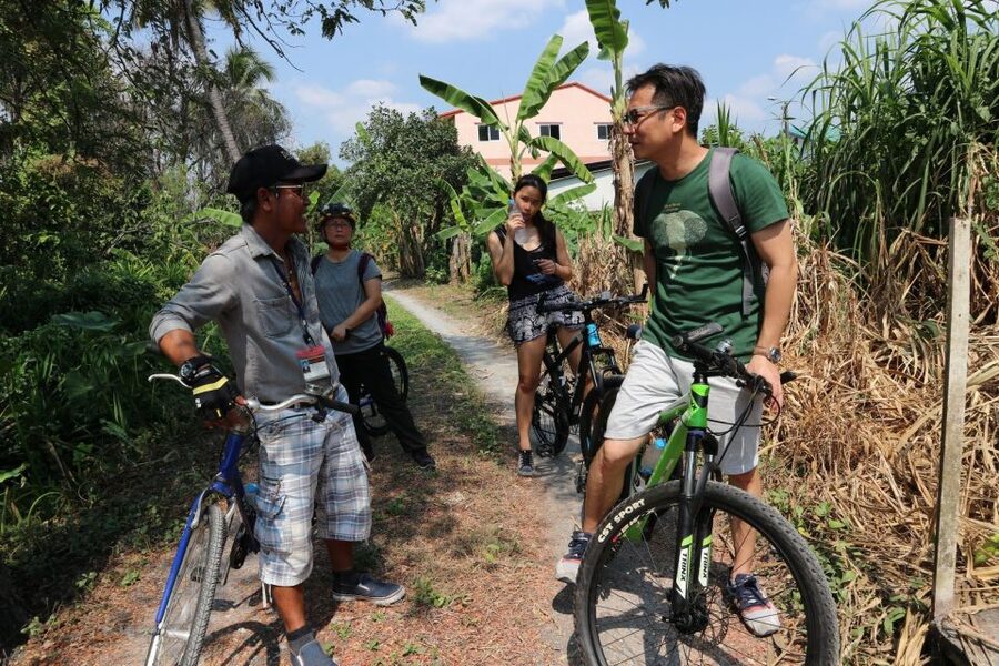 Bangkok: Bike and Canal Boat Tour with Lunch - Guides, bikes, and group comfort