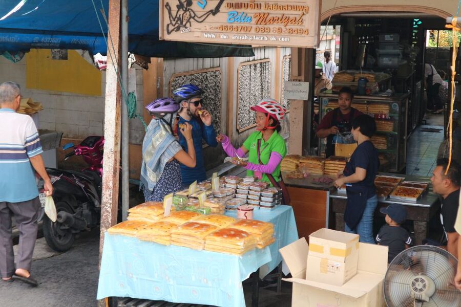 Bangkok: Bike and Canal Boat Tour with Lunch - ตลาดวัดกลาง, a market with everyday flavor