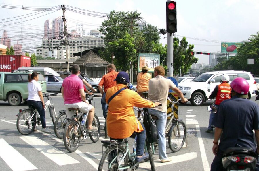 Bangkok: City Culture half-day Bike Tour - The green mile links two very different parks