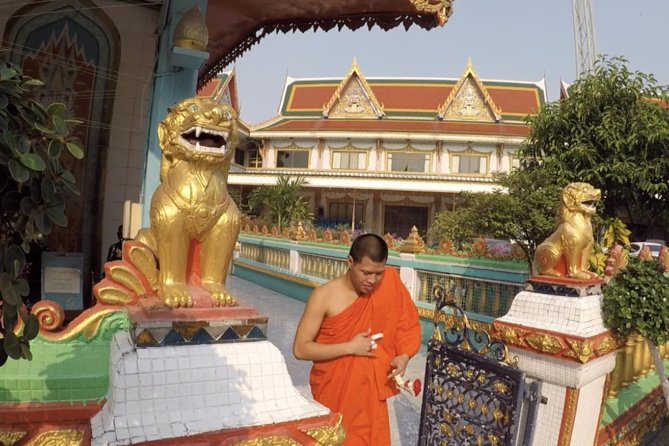 Bangkok City Culture Tour by Bike - Benjakitti Park among the Sukhumvit towers