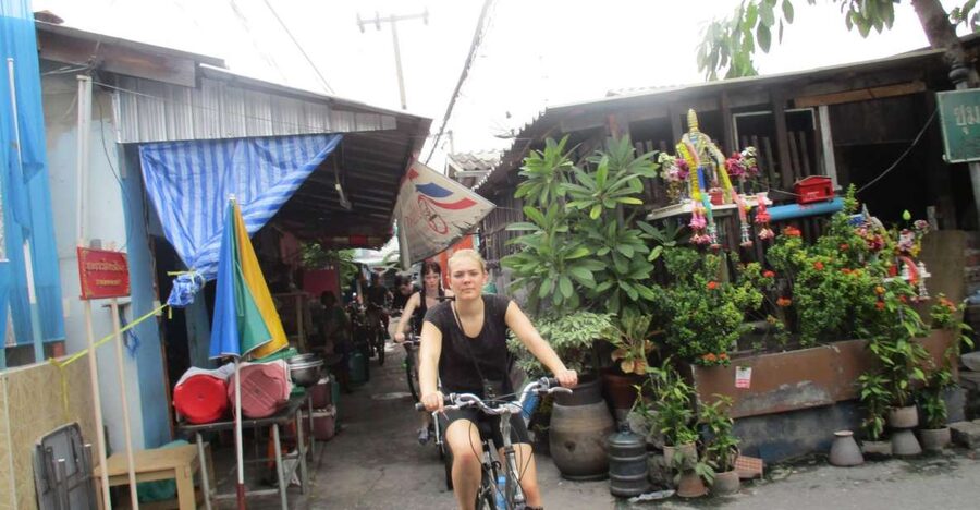 Bangkok Full-Day Bike Tour with Boat Transfer and Lunch - Crossing the Chao Phraya by longtail boat
