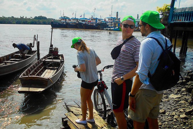 Bangkok Green Oasis 4-Hour Bike Tour with Boat Ride - Renting a bike on the Phra Pradaeng peninsula
