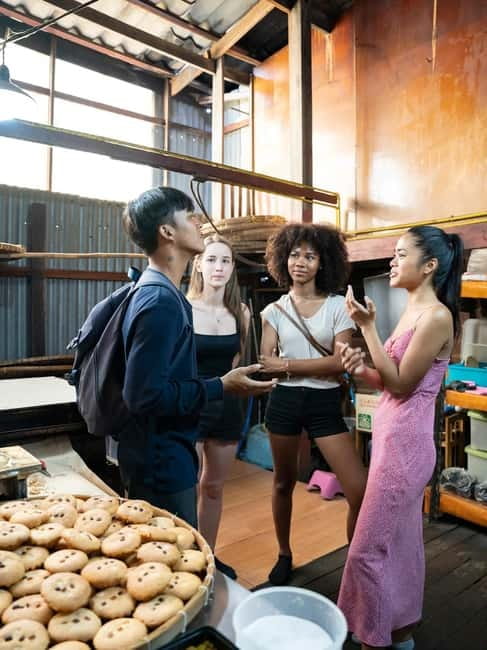 Bangkok: Must-Try Hidden Bike & Food Experience - The guides make the difference