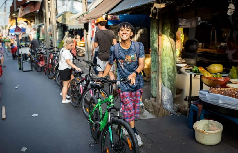 Bangkok: Must-Try Hidden Bike & Food Experience - Wat Kalayanamitr and the value of slower sightseeing