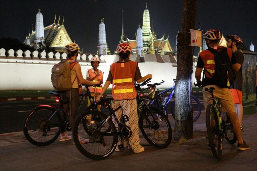 Bangkok: Night Bike Ride and Dinner at a Local Restaurant - Key points at a glance