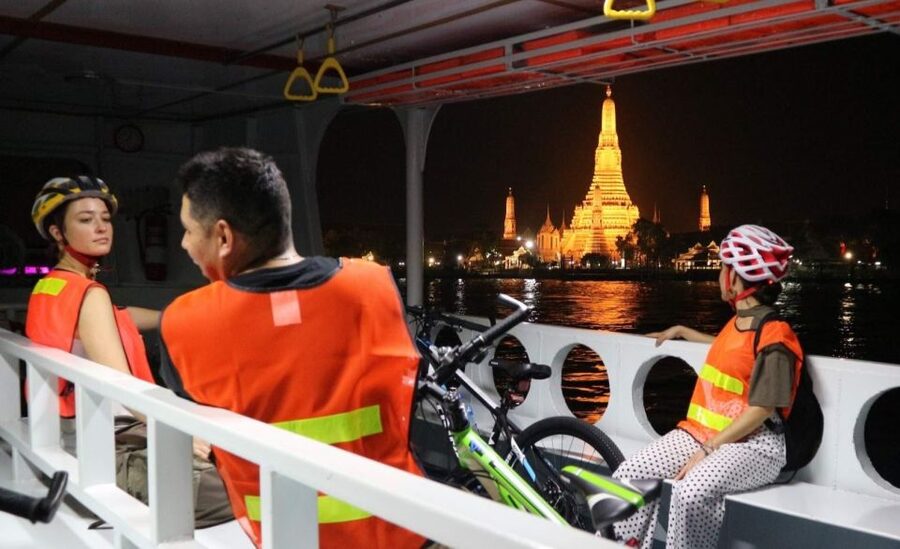Bangkok: Night Bike Ride and Dinner at a Local Restaurant - A local dinner before the landmarks