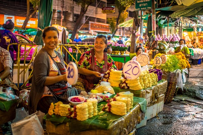 Bangkok: Night Bike Tour with Temples & Flower Market Visit - The Grand Palace area and the Giant Swing