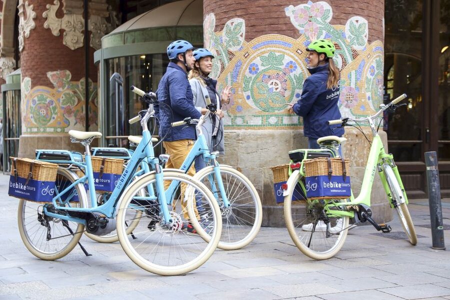Barcelona: 2.5-Hour Bike or E-Bike Historical Tour - Families, fitness, and practical limits