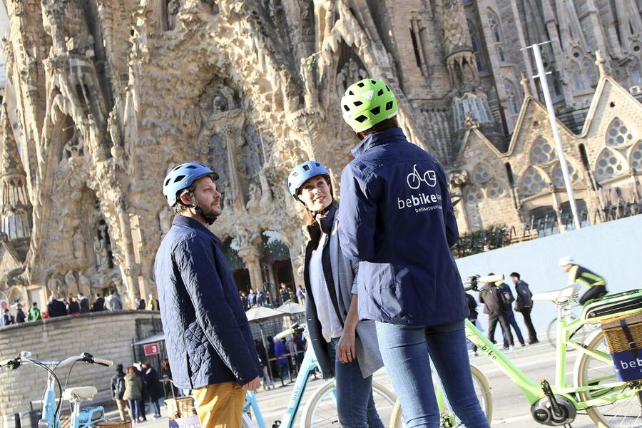 Barcelona: 2.5-Hour Bike or E-Bike Historical Tour - Casa Batlló and La Pedrera from the street