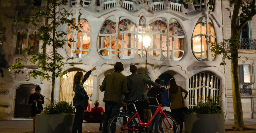 Barcelona Bike Tour by Night with Cava - Why an evening bike ride works so well in Barcelona