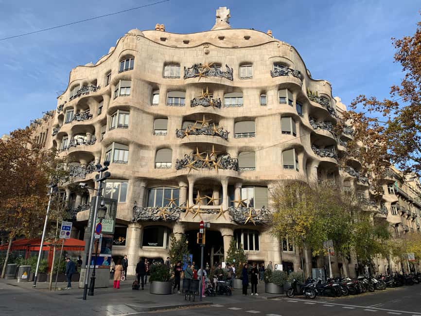 Barcelona Bike Tour: Iconic Sights & Hidden Spots - Arc de Triomf and Cascada Monumental