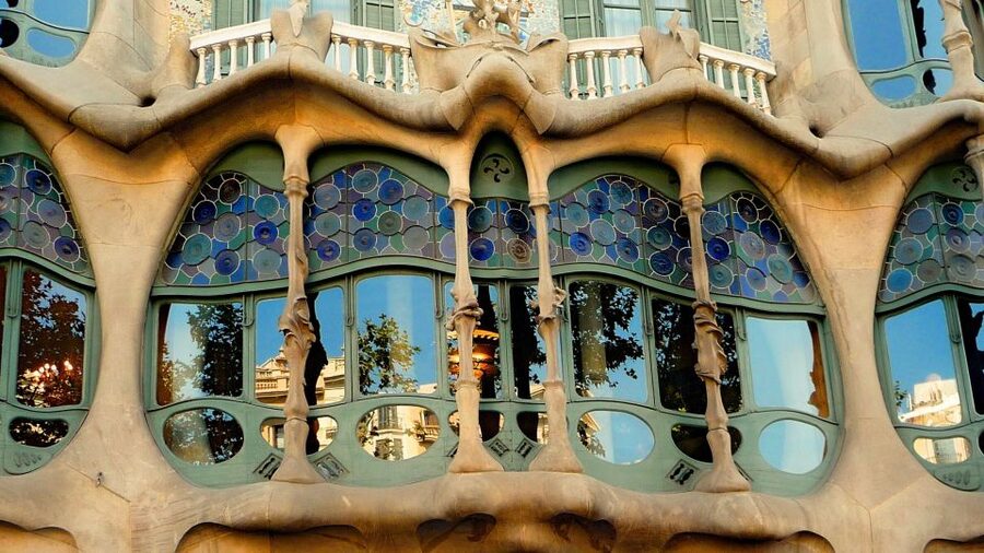 Barcelona: Bike Tour & Sagrada Familia Skip-the-Line Tickets - Riding through the Gothic Quarter