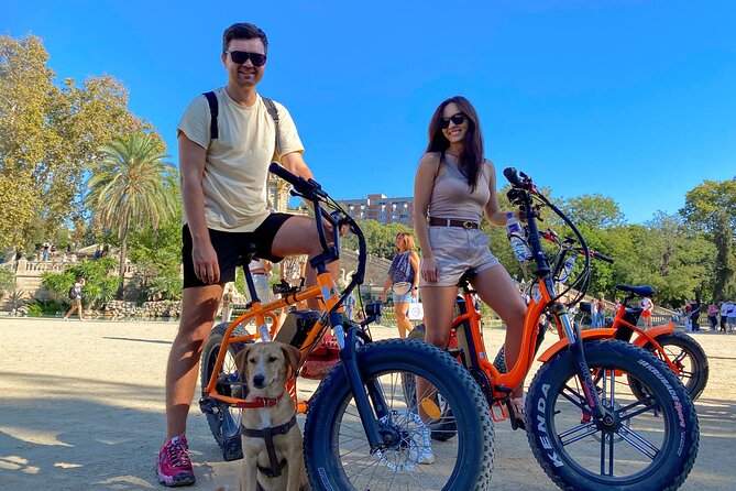 Barcelona bike tour with French guide 20-ТOP, bike/eBike - Arc de Triomf and the first green miles