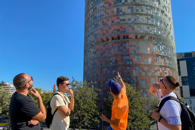 Barcelona bike tour with French guide 20-ТOP, bike/eBike - The Sagrada Família stop requires realistic expectations