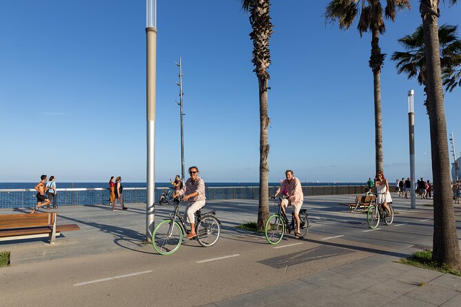 Barcelona Bike Tour: Your First Time Highlights with Locals - What the guides add to the ride