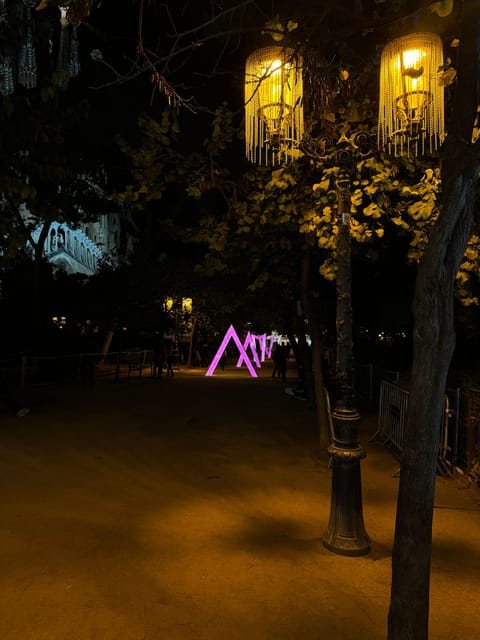 Barcelona: Christmas Lights and Markets Bike Tour - The pace, distance, and cycling conditions