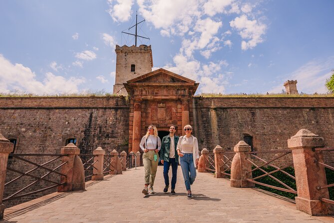 Barcelona E-Bike, Cable Car & Boat - Guides make or break the morning