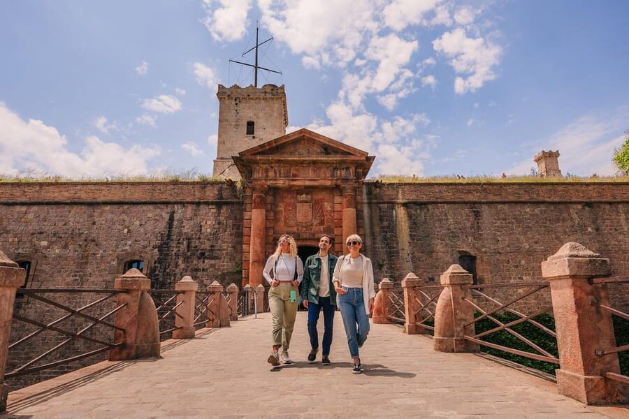 Barcelona: E-Bike Tour with Montjuic Cable Car & Boat Ride - Cycling the beach and Gothic Quarter