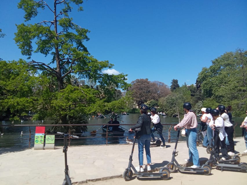 Barcelona: e-scooter and Bike tour - Arc de Triomf and Ciutadella Park