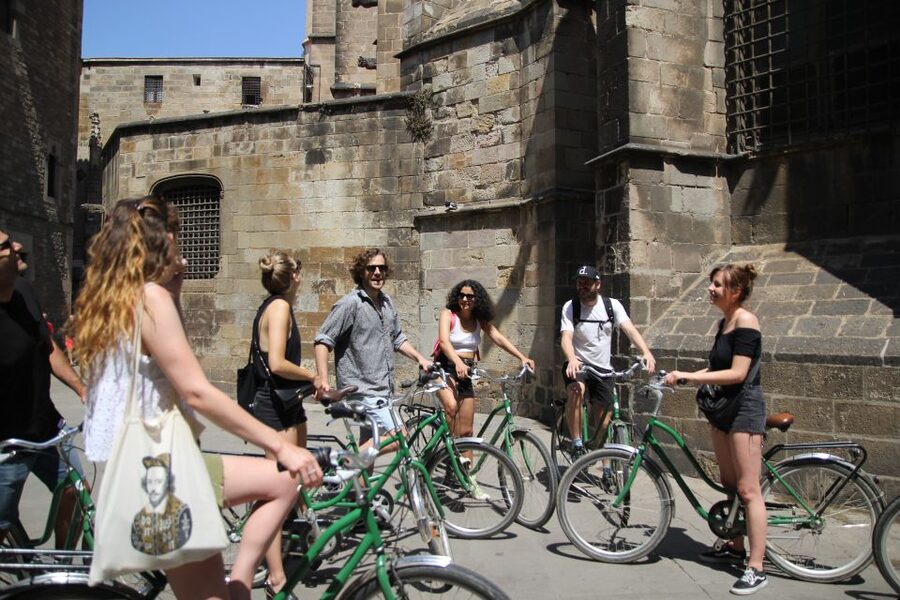 Barcelona: Guided Bike or E-Bike City Tour - Arc de Triomf and a breather in Ciutadella Park