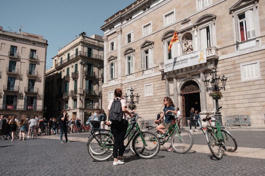 Barcelona: Guided Bike or E-Bike City Tour - El Born and Santa Maria del Mar