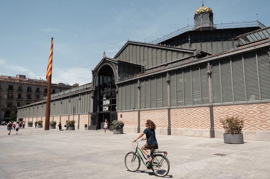 Barcelona: Guided Bike or E-Bike City Tour - Starting in Plaça Reial and entering the Gothic Quarter