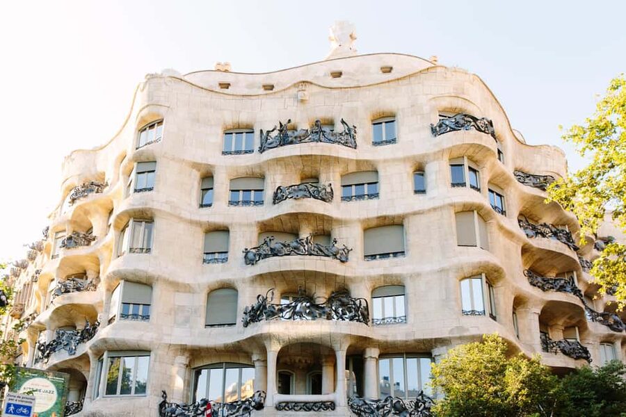 Barcelona: Guided Highlights Bike or eBike Tour (3 Hours) - Key points at a glance