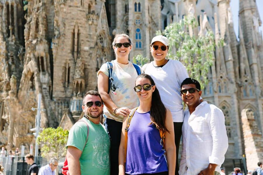 Barcelona: Guided Highlights Bike or eBike Tour (3 Hours) - Ciutadella Park and the Cascada fountain