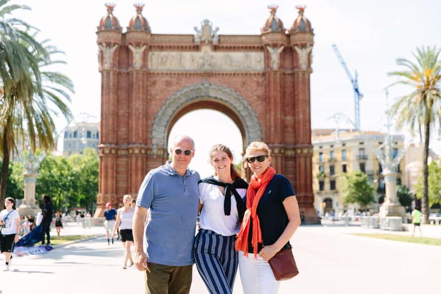 Barcelona: Guided Highlights Bike or eBike Tour (3 Hours) - Starting in Ciutat Vella and entering the old city