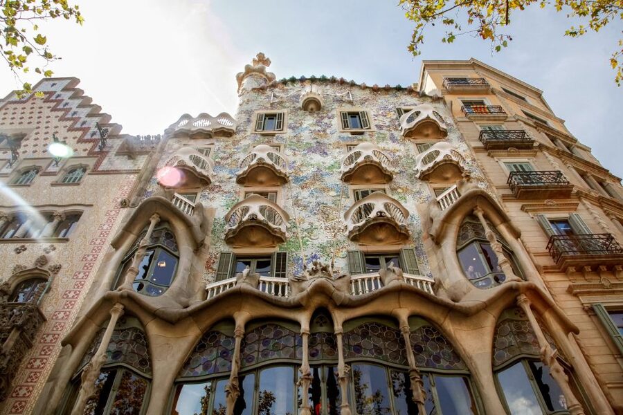 Barcelona Historical 3-Hour Bike Tour - Sagrada Familia, Casa Milà, and Casa Batlló