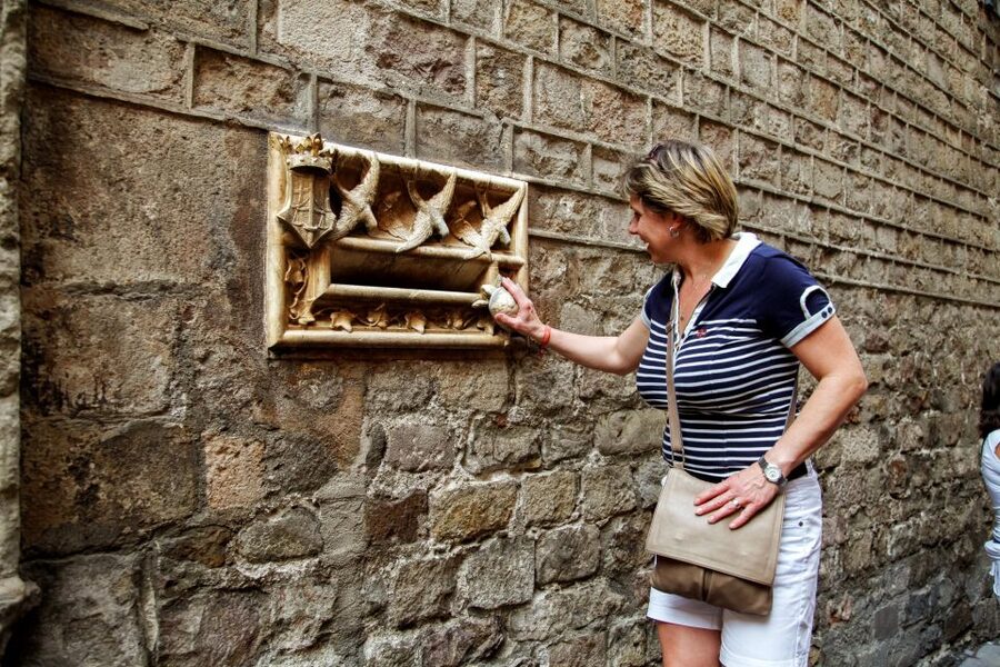 Barcelona Historical 3-Hour Bike Tour - Guides, languages, and the feel of the tour