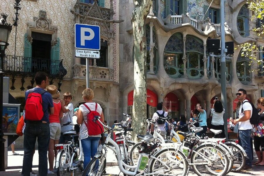 Barcelona: Private 5 Neighborhoods Tour by Electric Bike - Plaça Reial and the medieval lanes of Barri Gòtic
