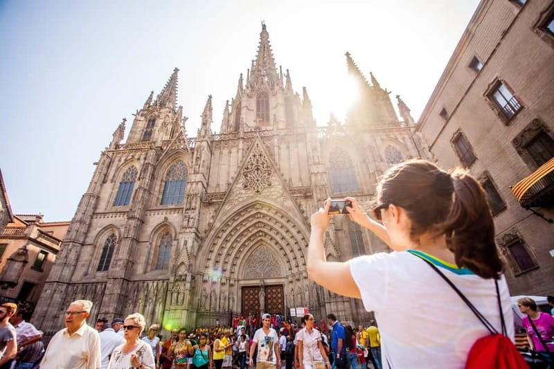 Barcelona: Private Group Bike Tour - Parc de la Ciutadella and Catalan landmarks
