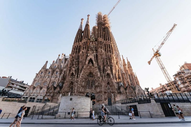 Barcelona: Sagrada Familia or City Tour by Bike or eBike - How much information do you receive?